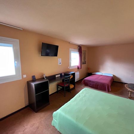 Brit Hotel St-Quentin/Nord Fayet  Bagian luar foto