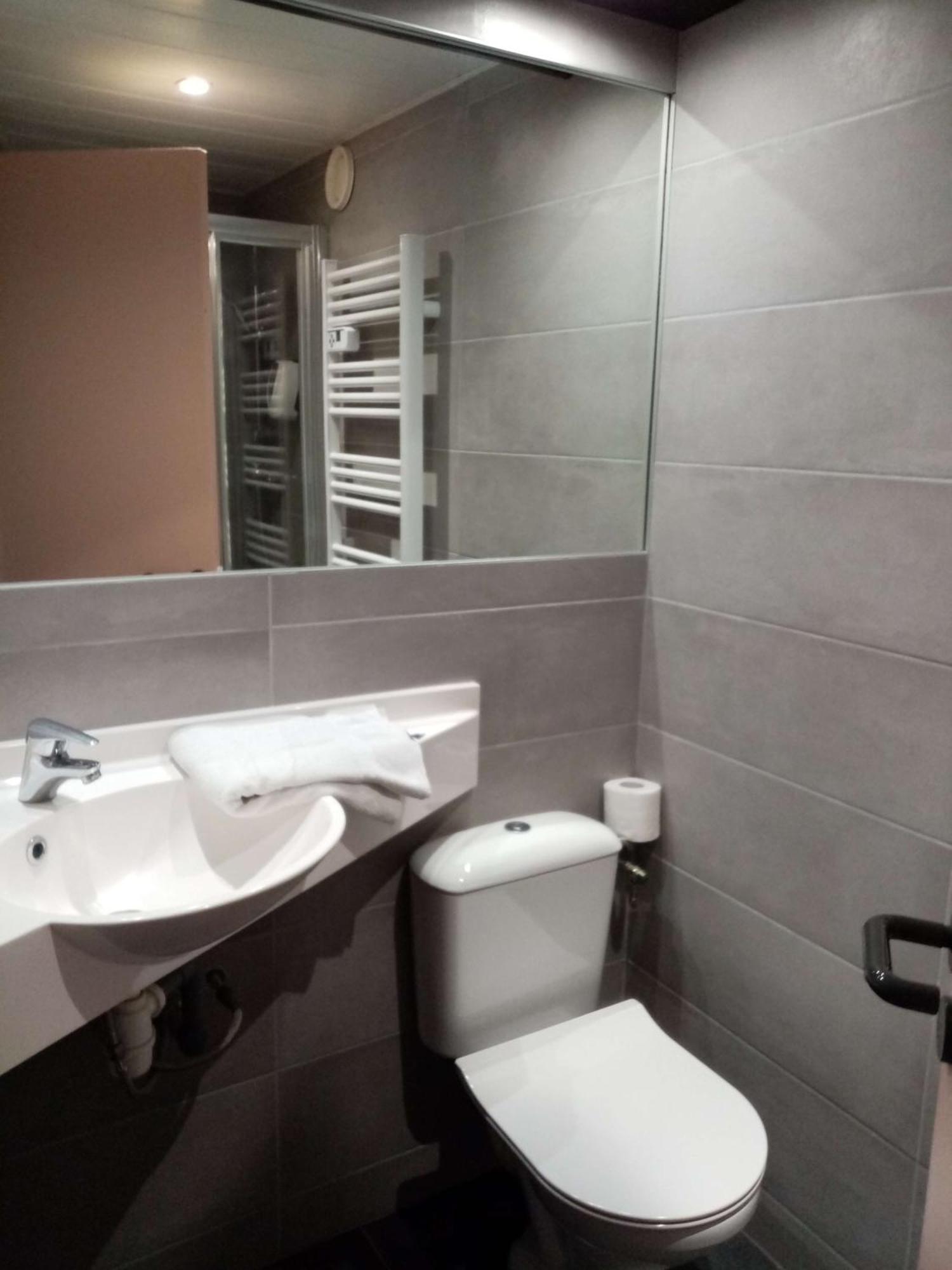 Brit Hotel St-Quentin/Nord Fayet  Bagian luar foto