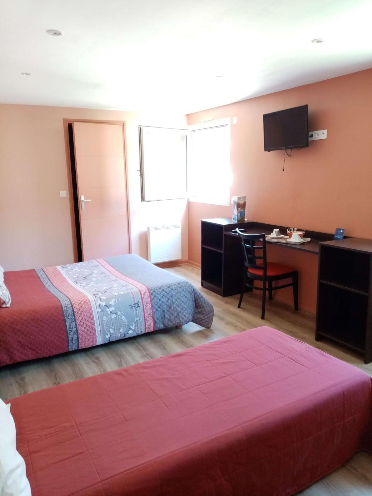 Brit Hotel St-Quentin/Nord Fayet  Bagian luar foto