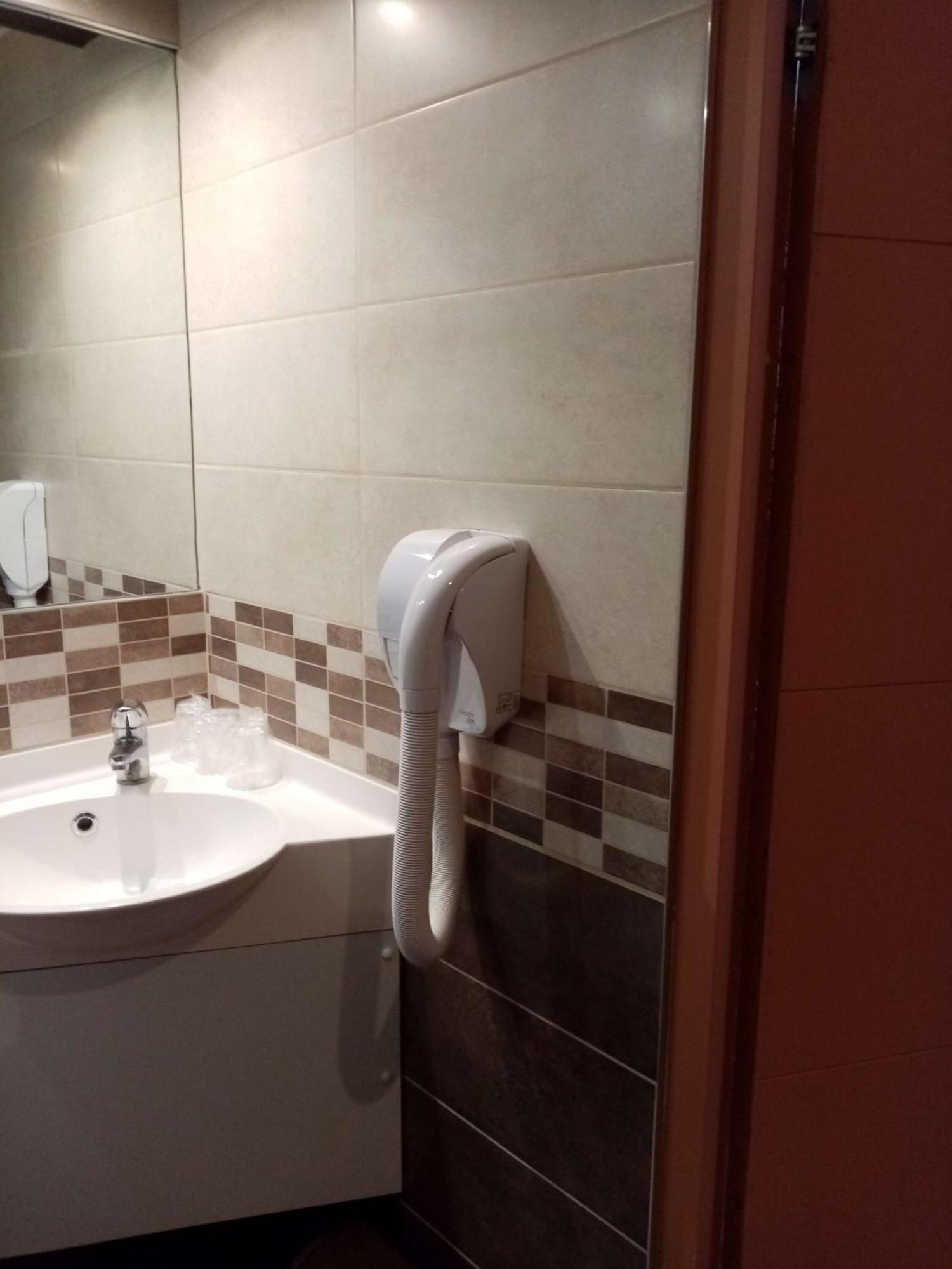 Brit Hotel St-Quentin/Nord Fayet  Bagian luar foto