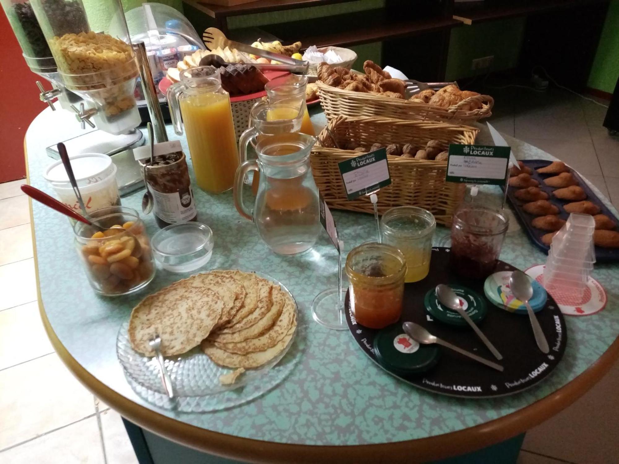 Brit Hotel St-Quentin/Nord Fayet  Bagian luar foto