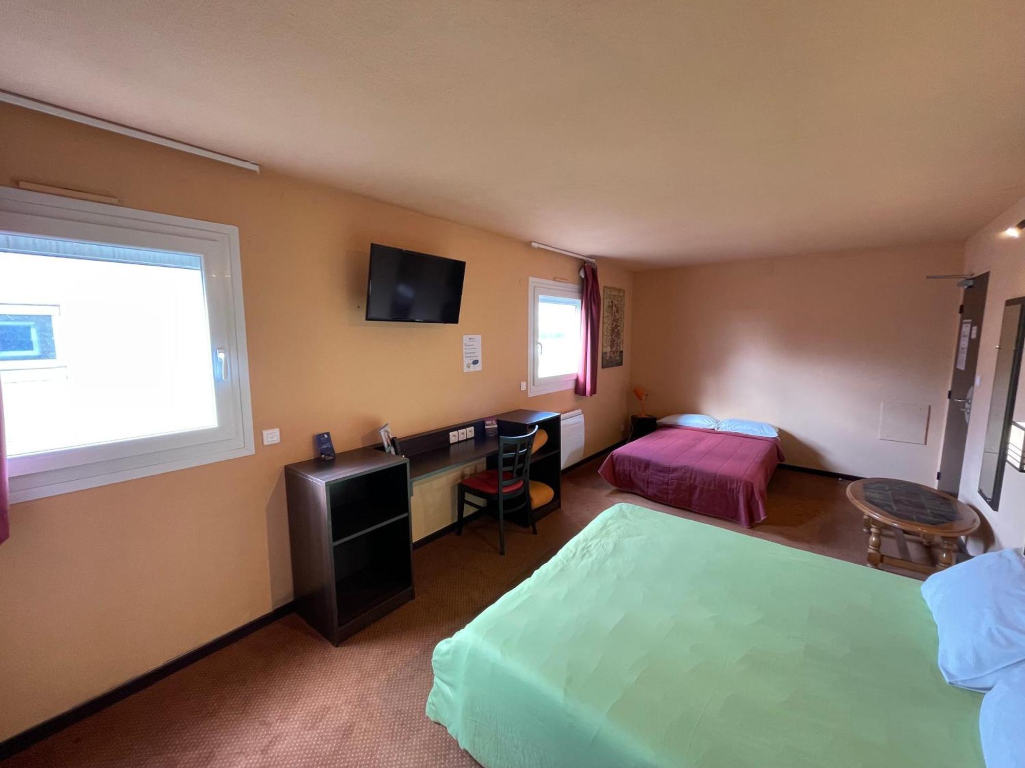 Brit Hotel St-Quentin/Nord Fayet  Bagian luar foto
