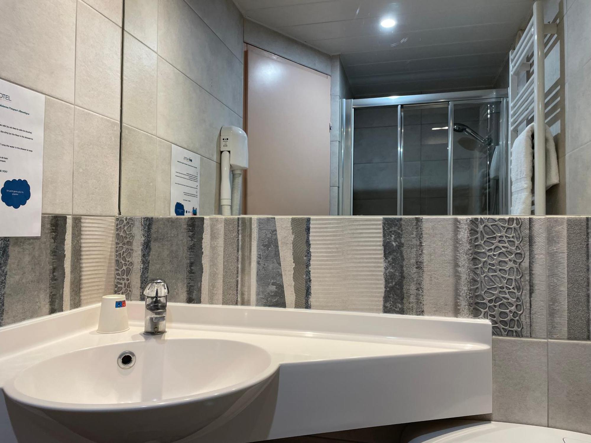 Brit Hotel St-Quentin/Nord Fayet  Bagian luar foto