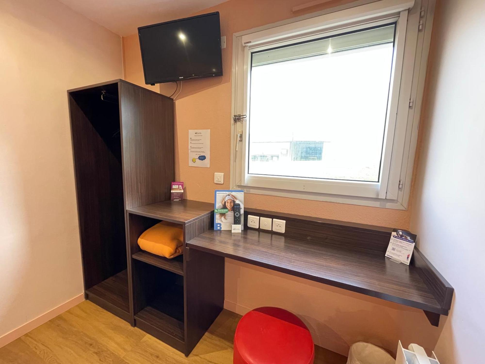 Brit Hotel St-Quentin/Nord Fayet  Bagian luar foto