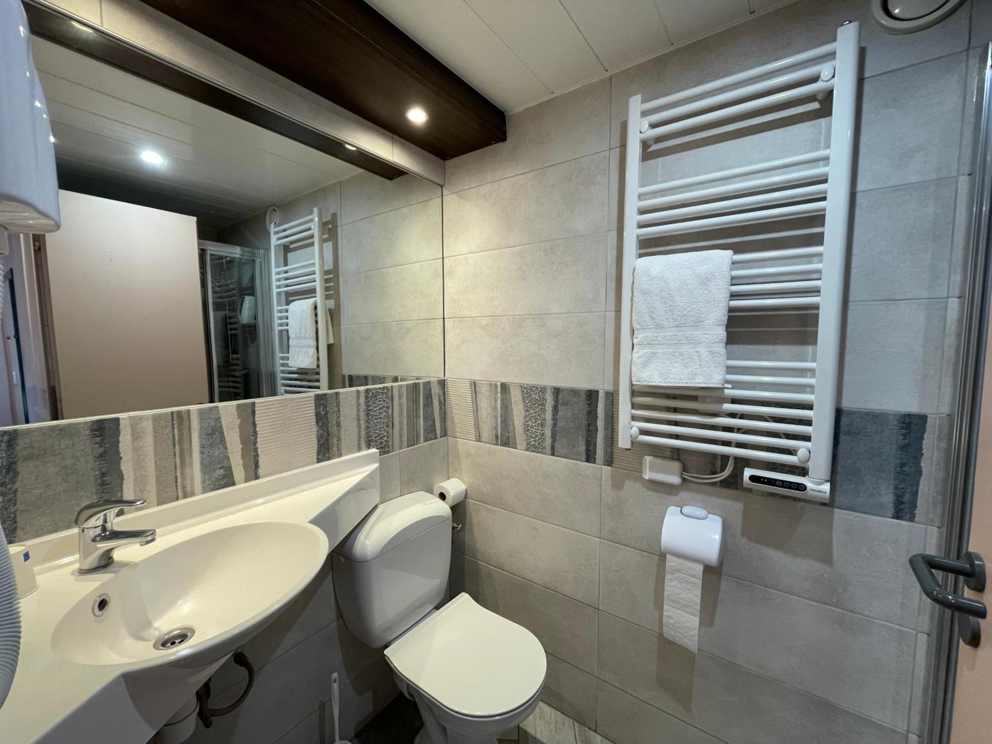 Brit Hotel St-Quentin/Nord Fayet  Bagian luar foto