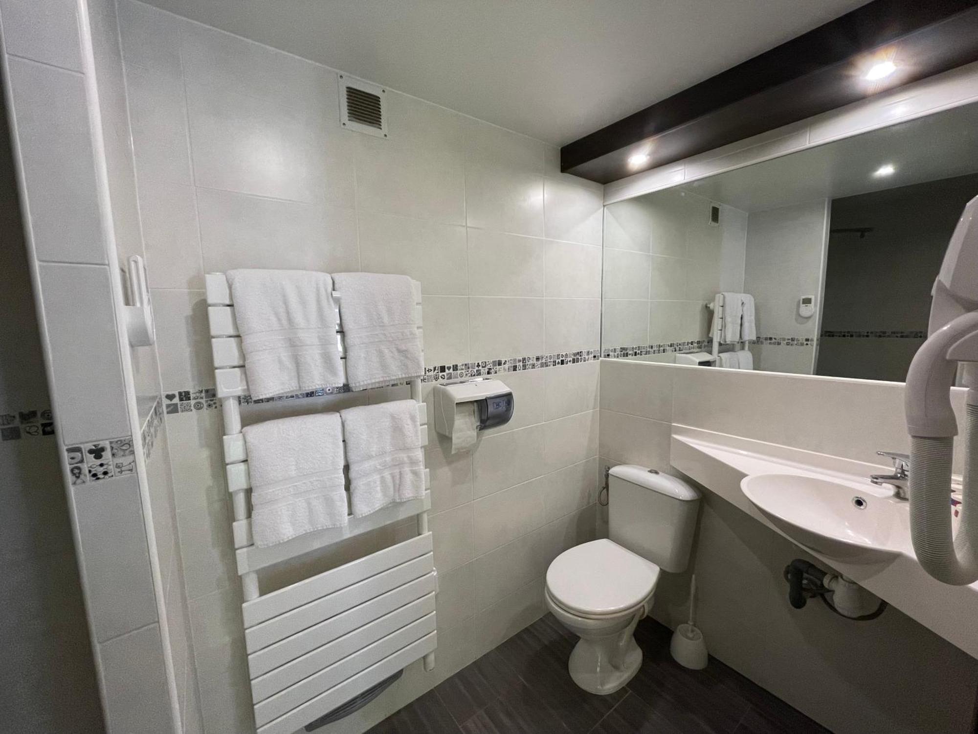 Brit Hotel St-Quentin/Nord Fayet  Bagian luar foto