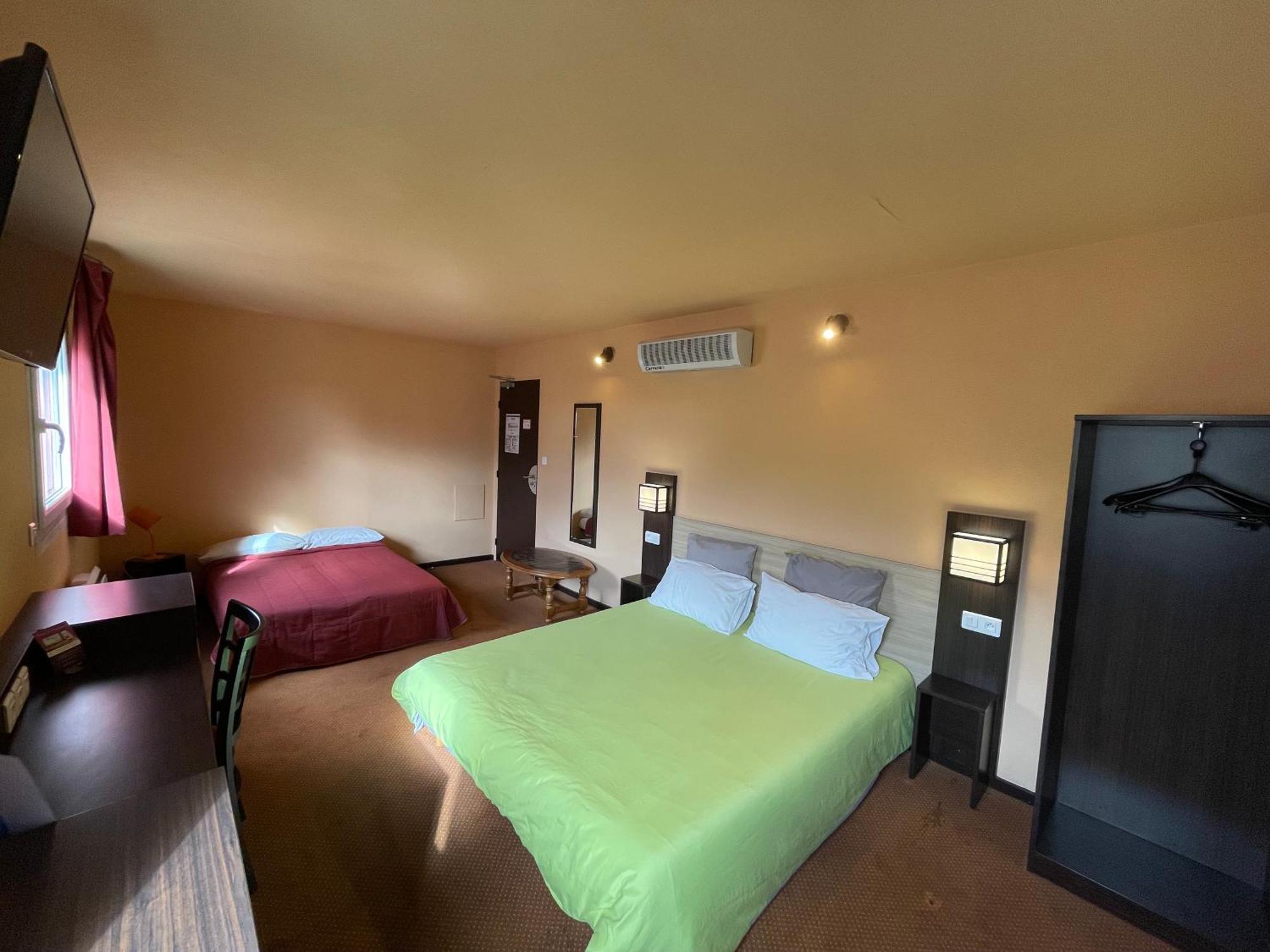 Brit Hotel St-Quentin/Nord Fayet  Bagian luar foto