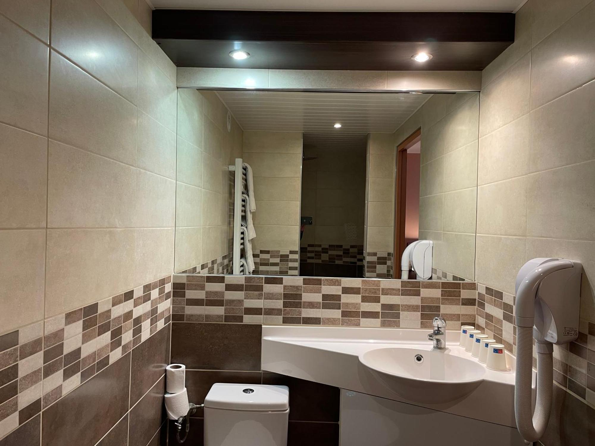 Brit Hotel St-Quentin/Nord Fayet  Bagian luar foto