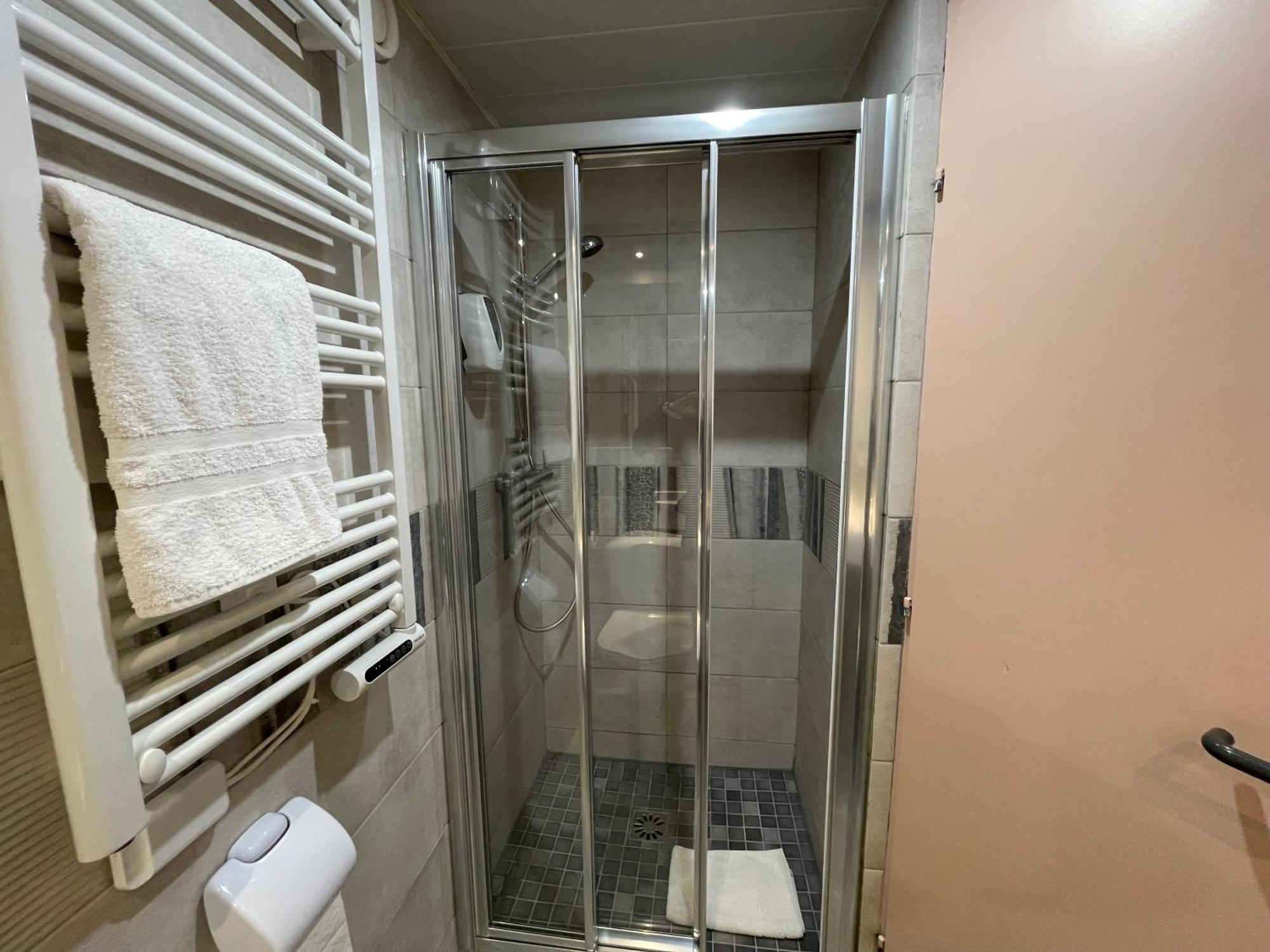 Brit Hotel St-Quentin/Nord Fayet  Bagian luar foto