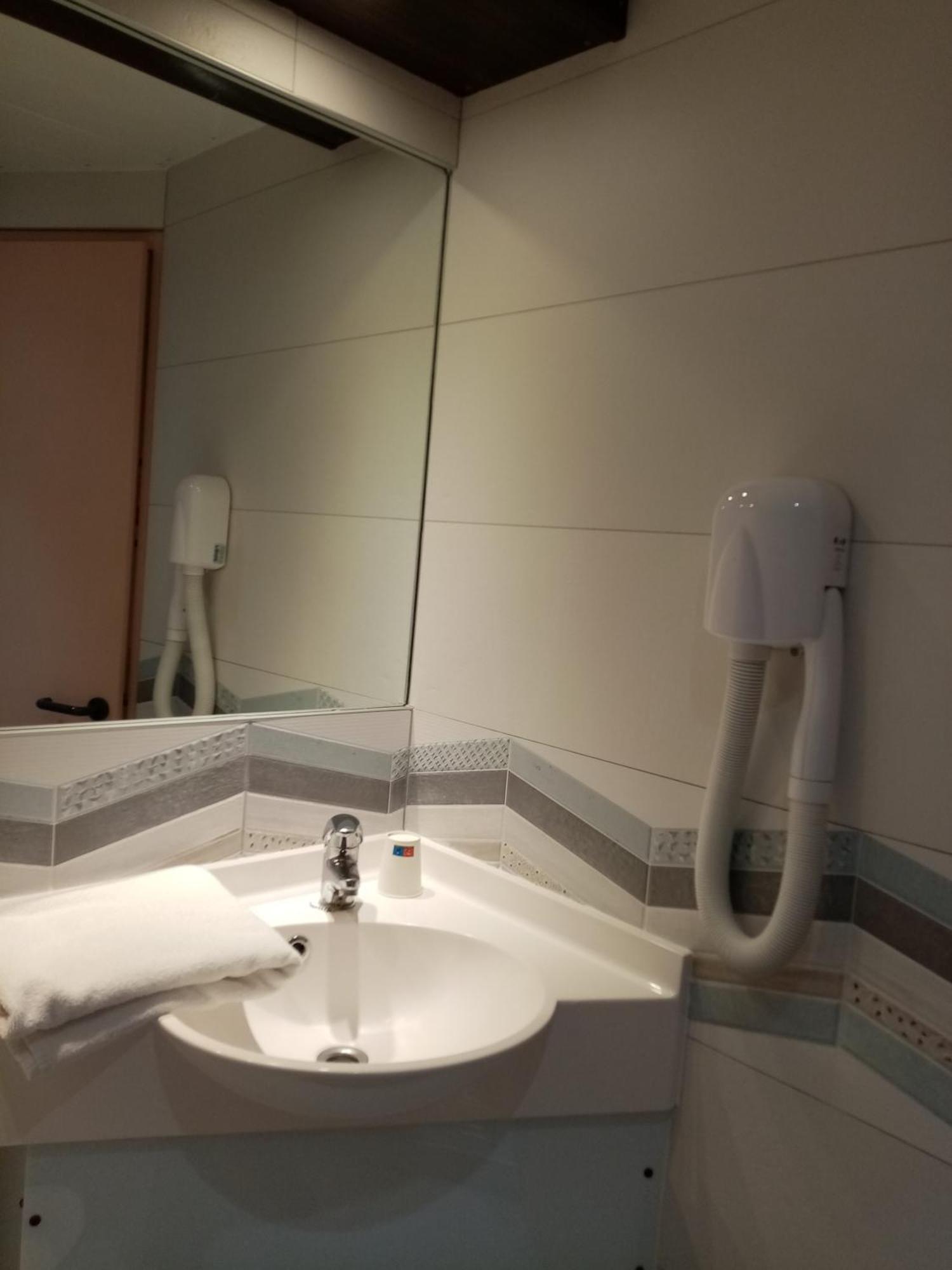 Brit Hotel St-Quentin/Nord Fayet  Bagian luar foto